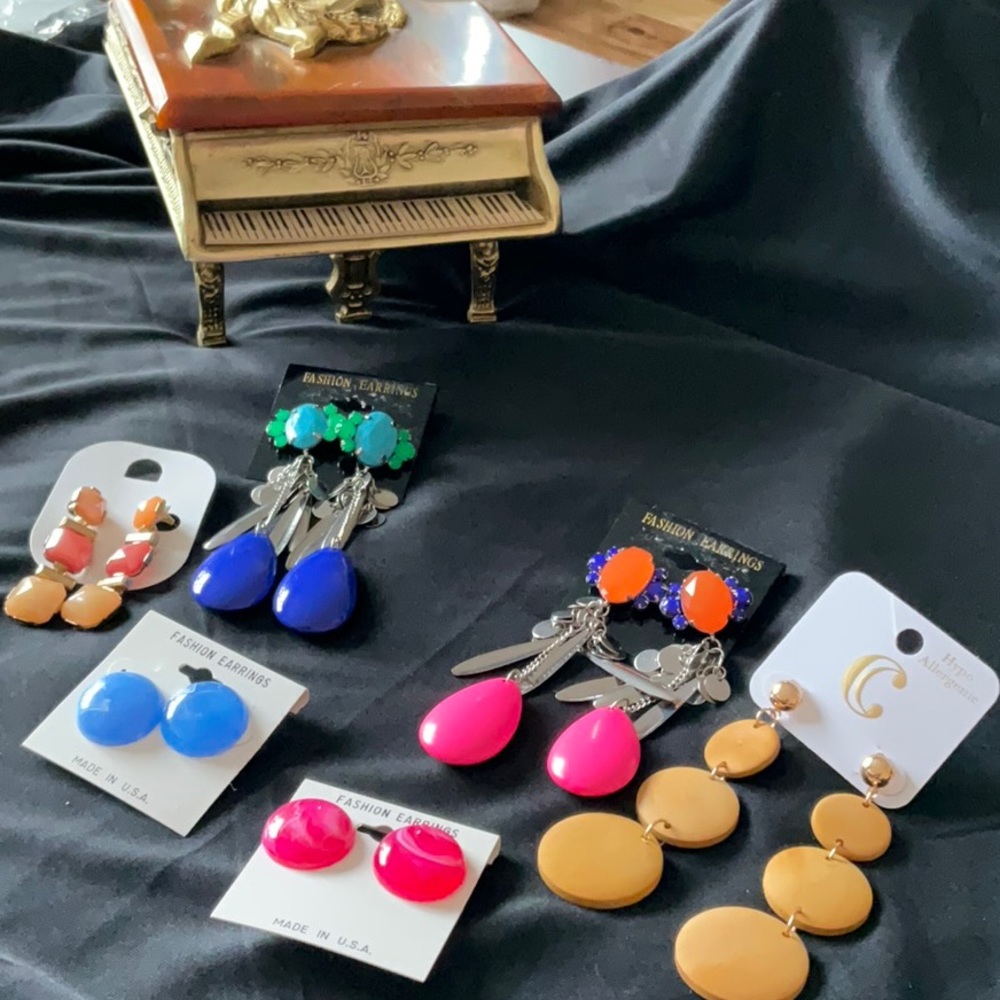 6 Pairs of Assorted Costume Jewelry Earrings ❤️💕❤️💕❤️